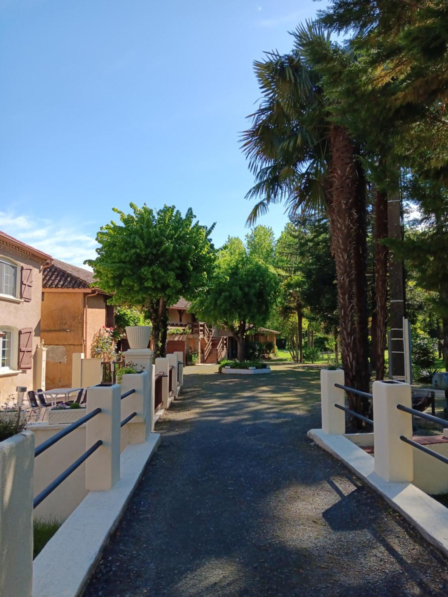 Gite Au Moulin Du Comte Bourrouillan Экстерьер фото